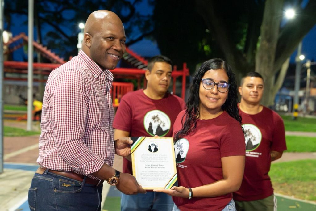 Víctor Ramos recibiendo reconocimiento en La Emilia