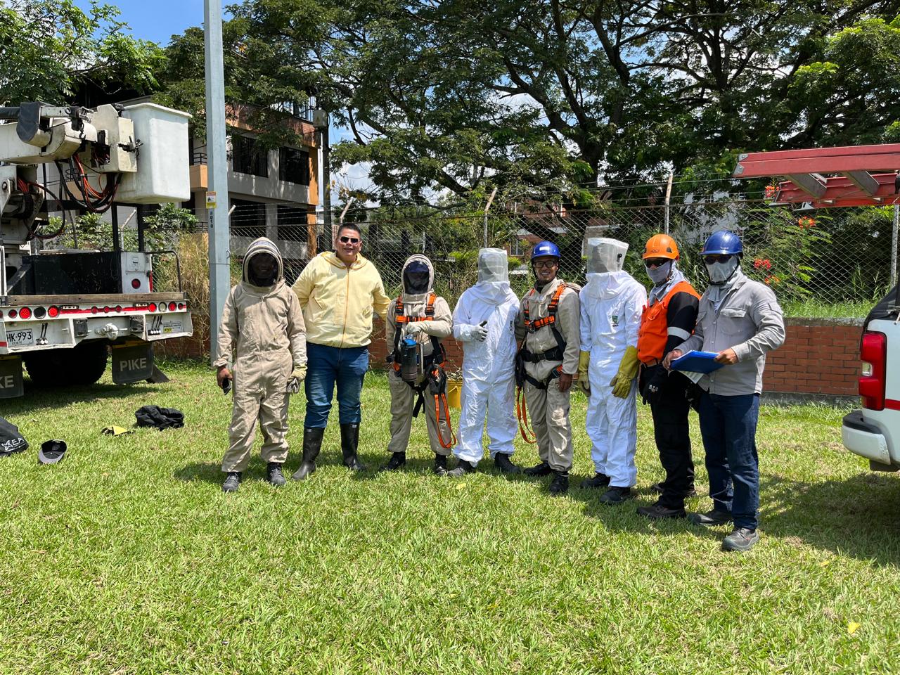 equipo de trabajo para control de abejas