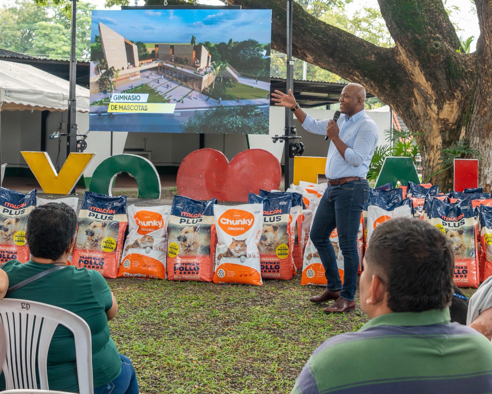 Victor Ramos alcalde Palmira con mascotas