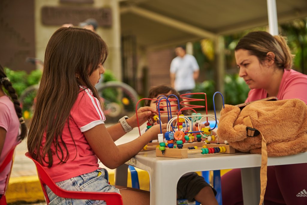 madre e hija en ciclovia
