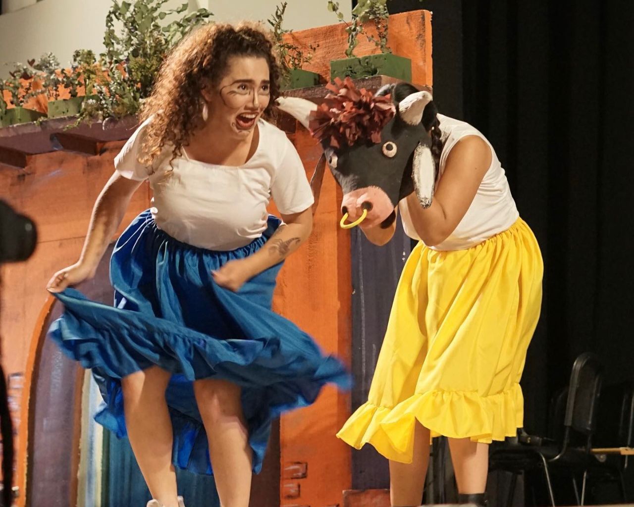 actrices de teatro en el escenario
