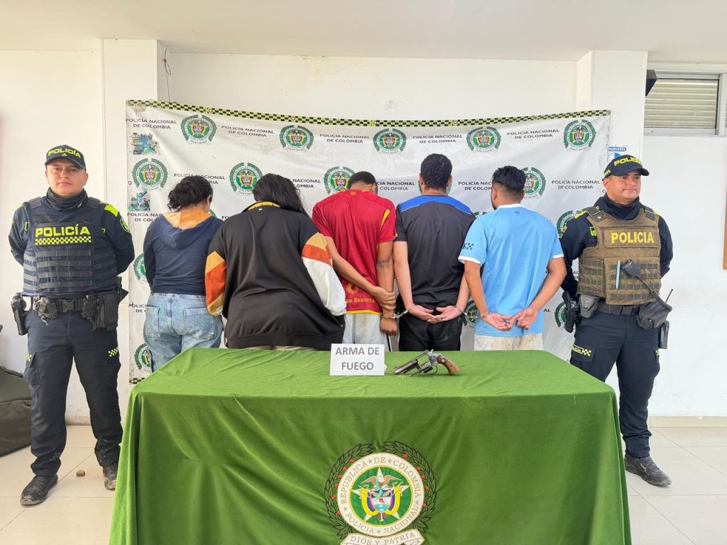 cinco personas capturadas dando la espalda