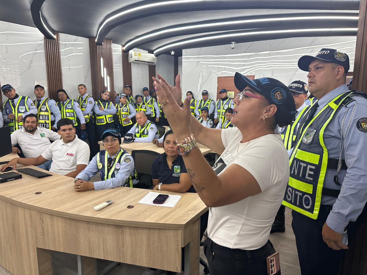 funcionarios de tránsito en Centro de Inteligencia