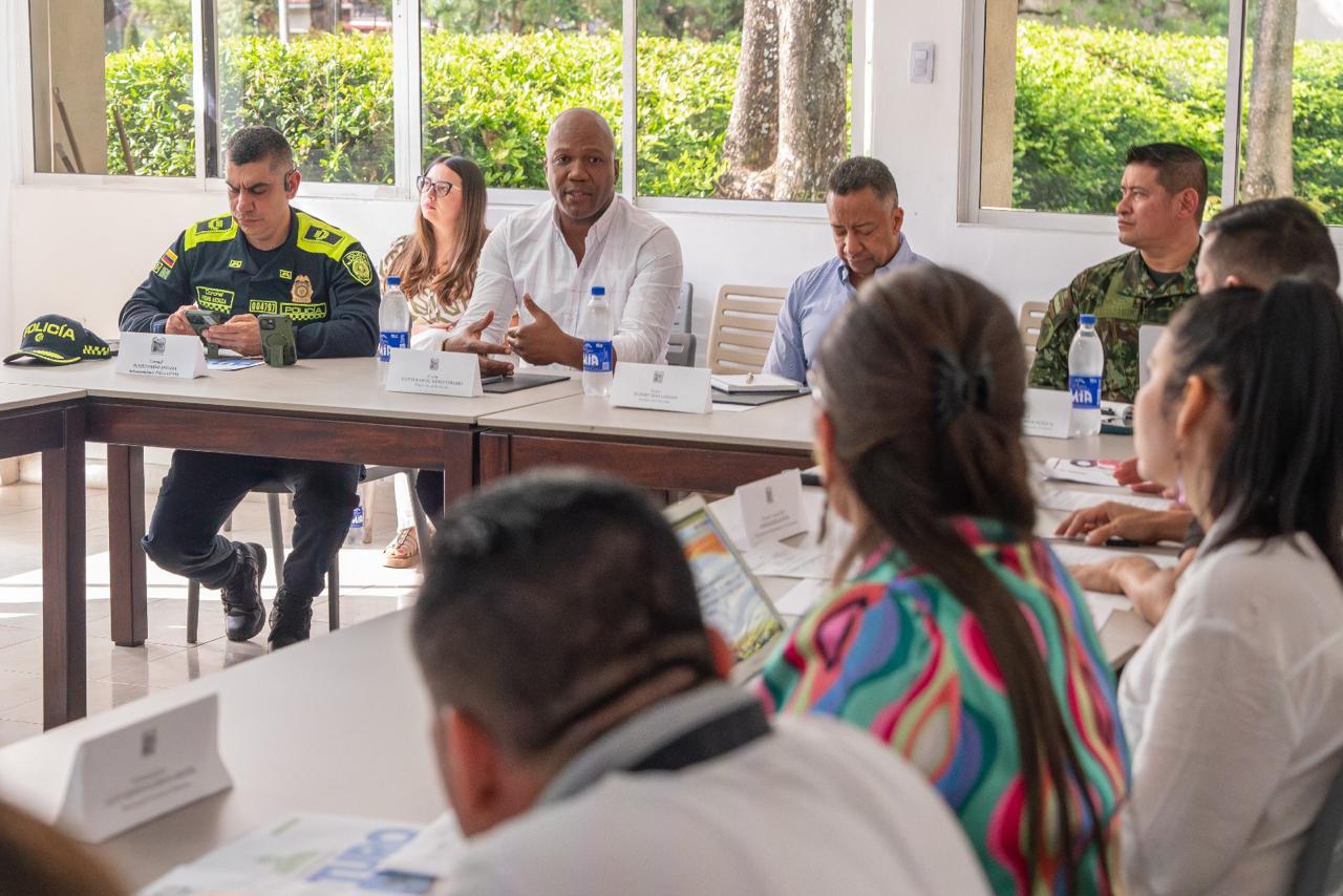 Alcalde en reunión de consejo de seguridad