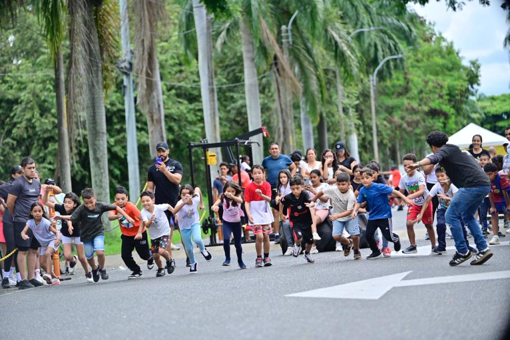 niños y jovenes en la ciclovía