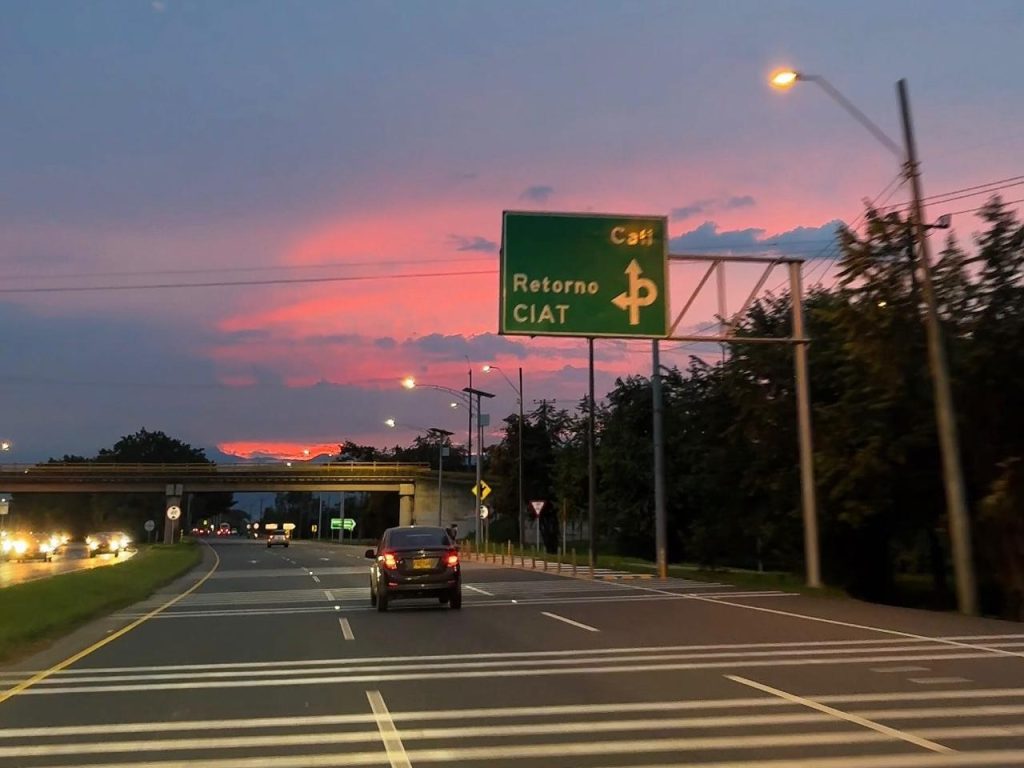 recta Cali-Palmira iluminada