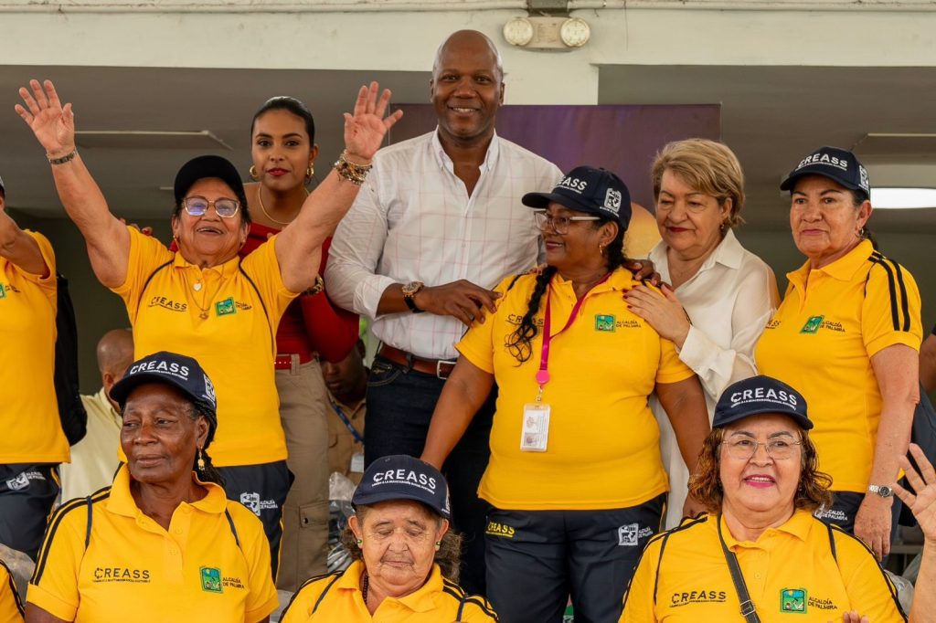 Alcalde VIctor Ramos con grupo de adulto mayor que recibió dotacion