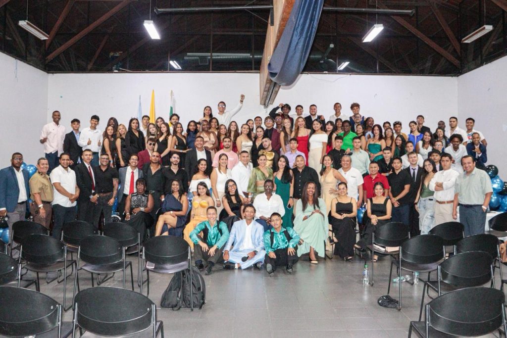 grupo de jóvenes partícipes del encuentro de consejos de juventud