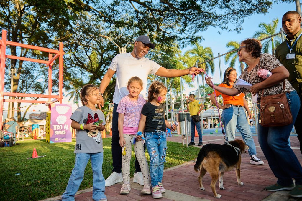 alcalde con niños en centro recreativo y cultural