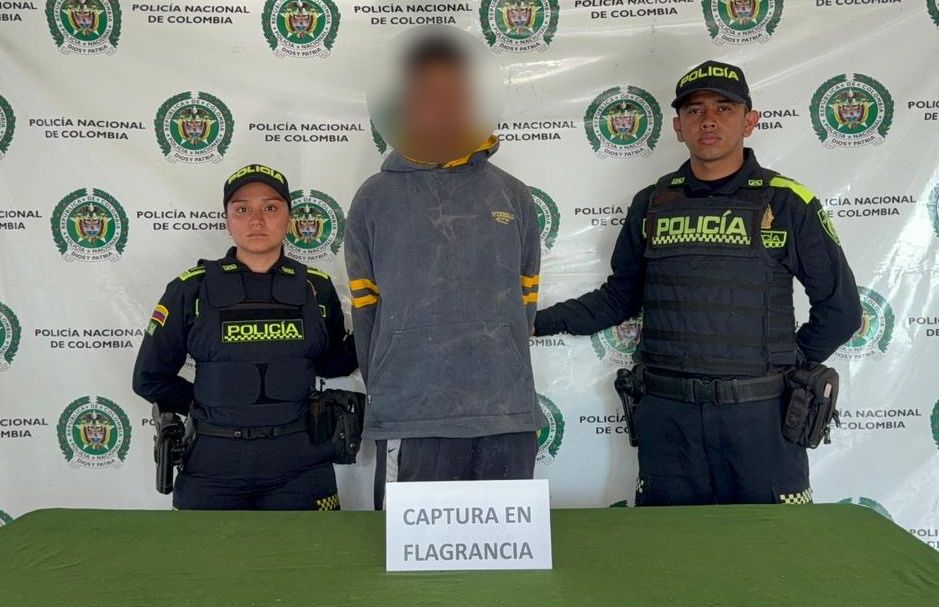 capturado acompañado de dos policias