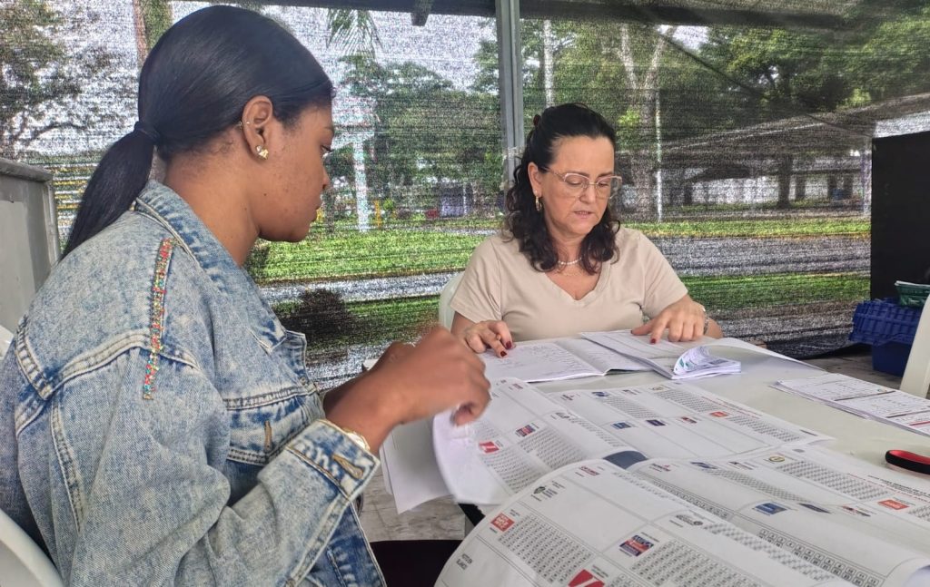comision escrutadora, dos mujeres realizando el escrutinio