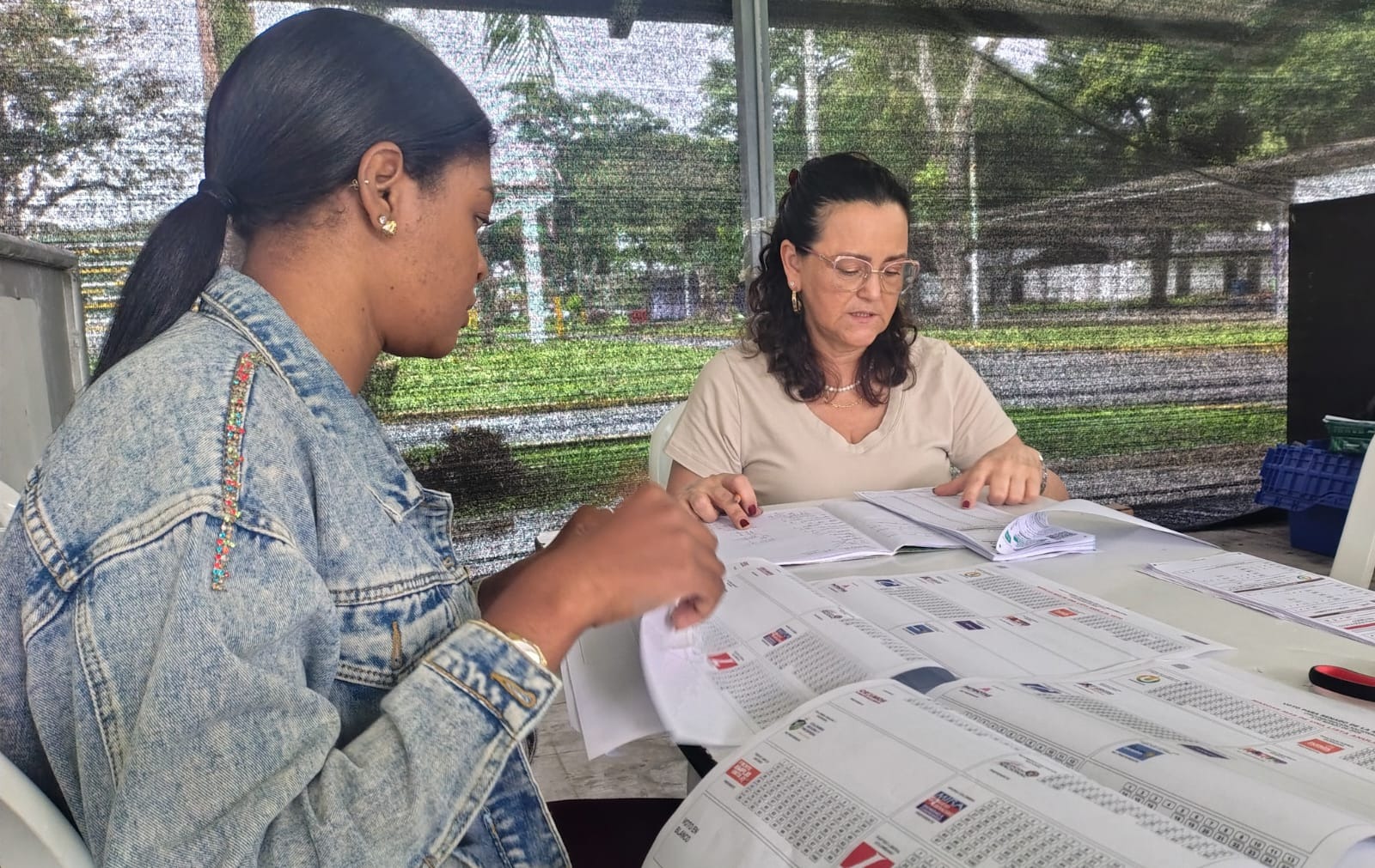 comision escrutadora, dos mujeres realizando el escrutinio