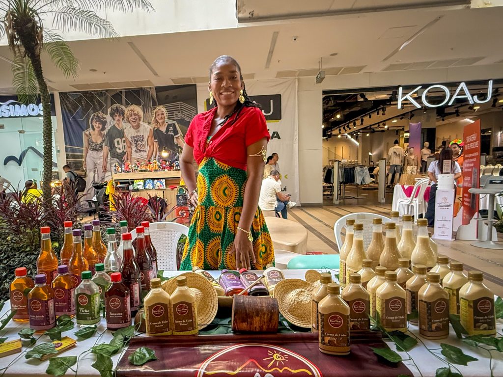 Emprendedora afro con su stand de bebidas típicas