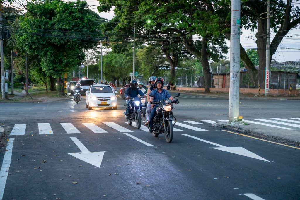 acotre viales: motocicleta y carro en la via