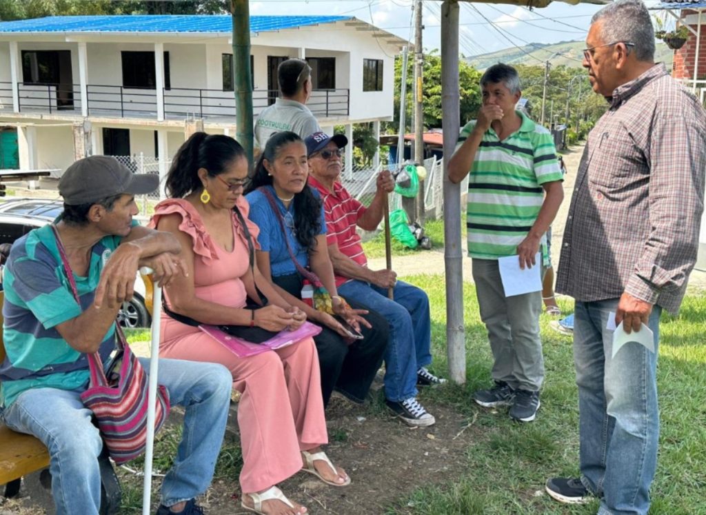 grupo de seis personas conversando en vereda el Chontaduro
