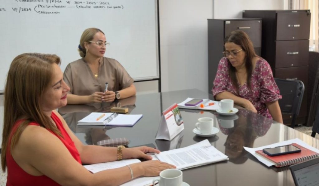 funcionarias hacienda en reunion