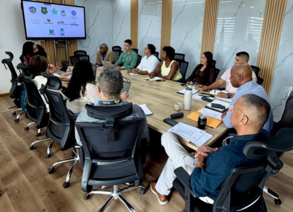 alcalde en sala de juntas con integrantes JUME