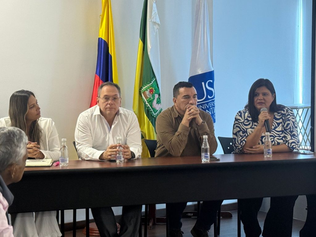 funcionarios salud en mesa prinicial