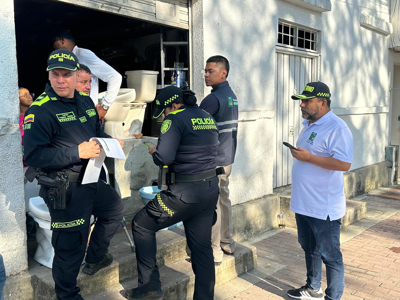 Funcionarios del Gobierno de Palmira y oficiales de la Policía Nacional de Colombia realizan una inspección y control conjunto en la entrada de un establecimiento comercial