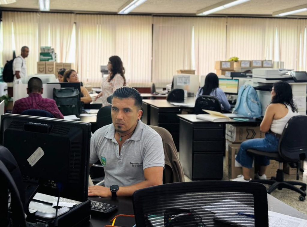 funcionarios Palmira en oficina