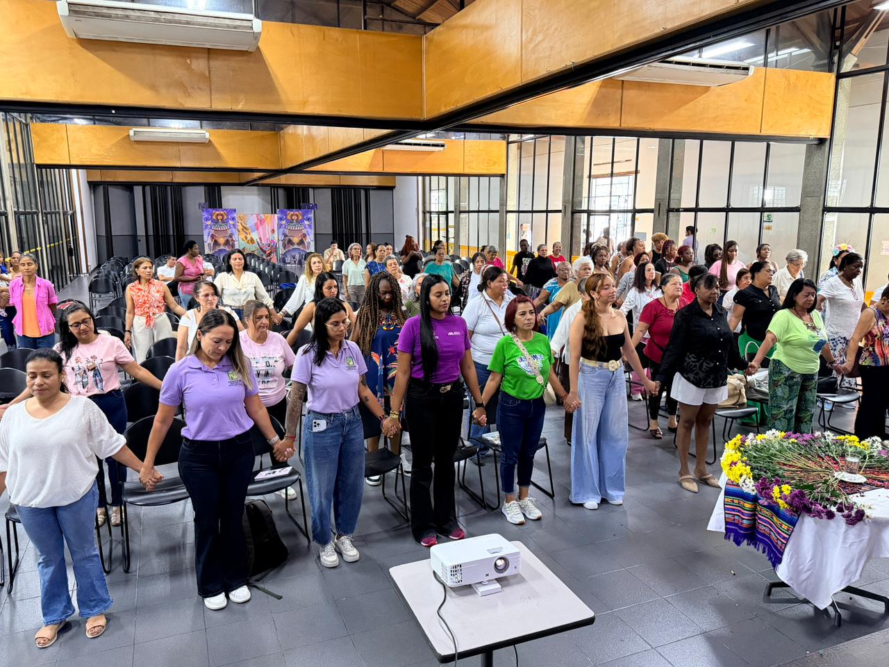 grupo mujeres de la mano