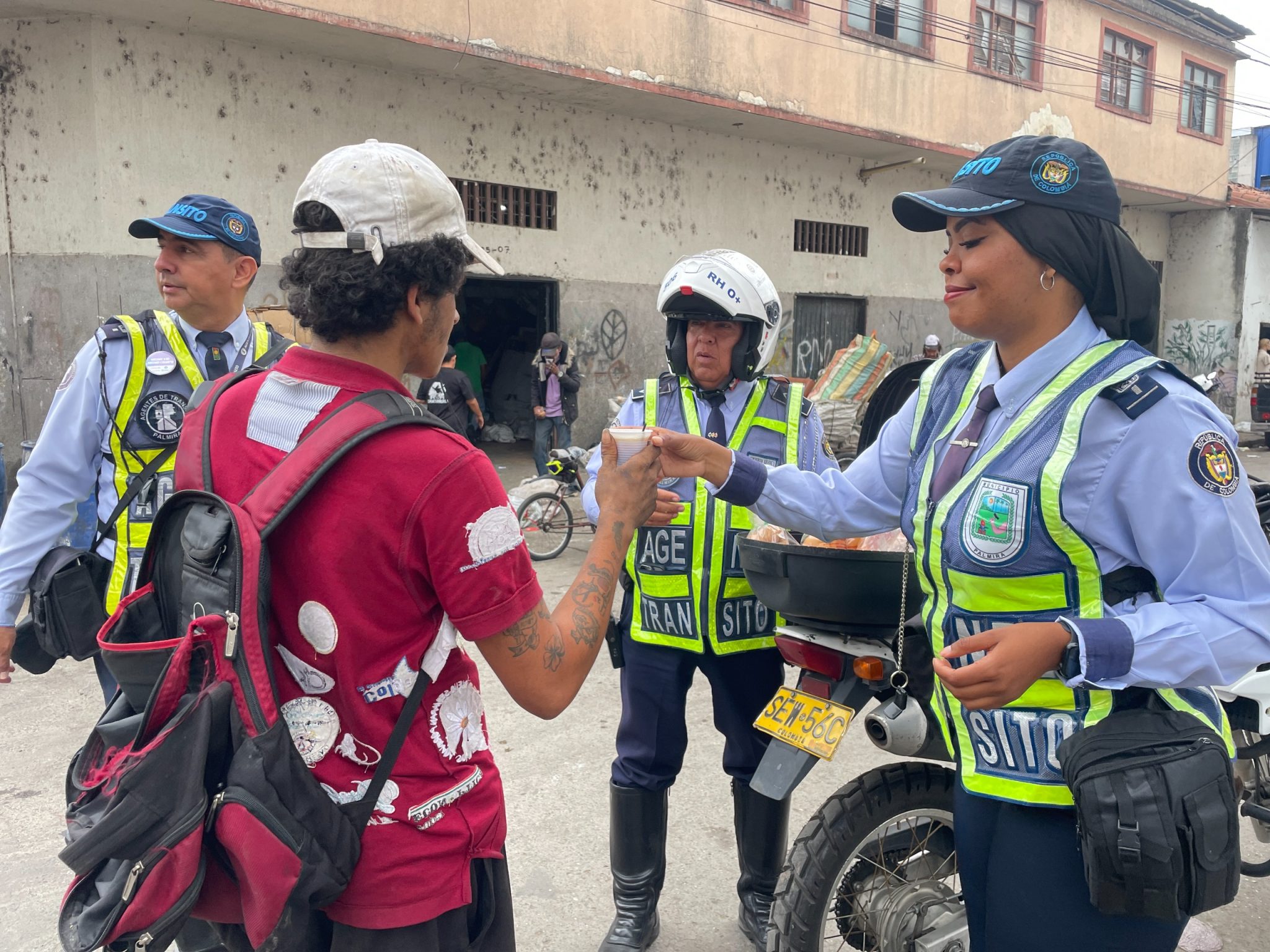 agentes de transito con habitantes de calle