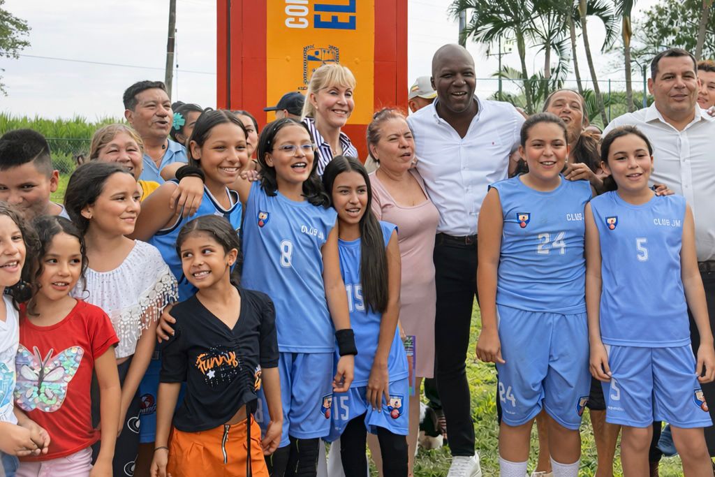 comunidad abrazando gobernadora y alcalde