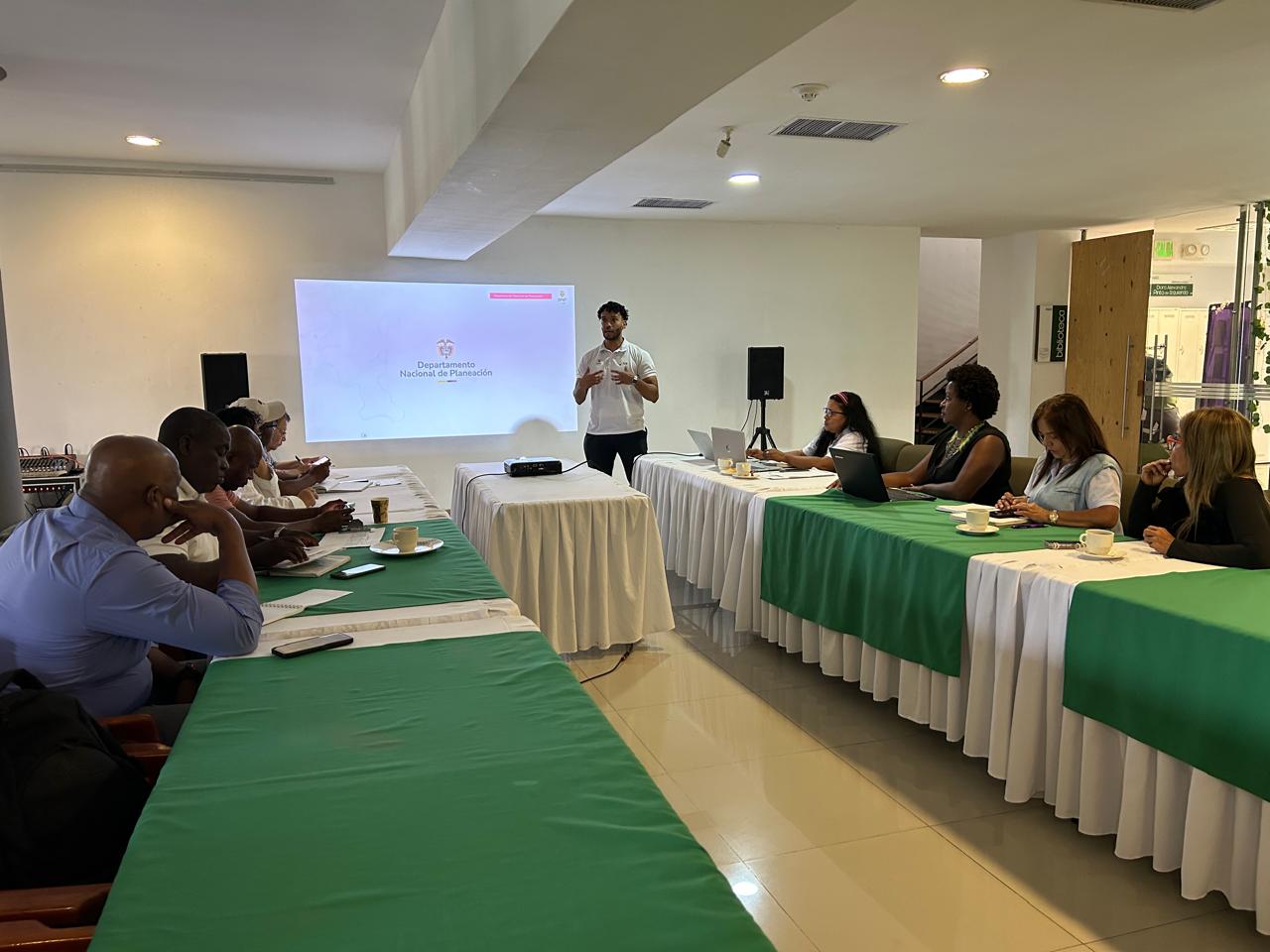 capacitador en conferencia con población afro
