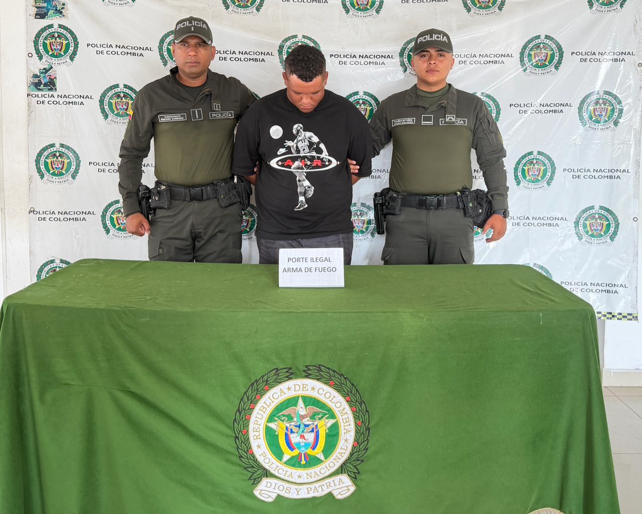 capturado con dos policias