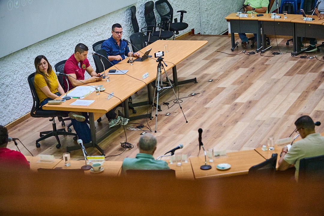 director de comunicaciones expone en Concejo