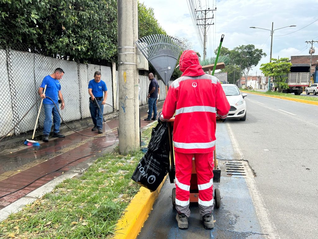 operarios en limpieza de la cra 35