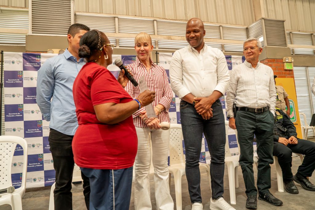 Alcalde y Gobernadora entregando a bienes a la comunidad