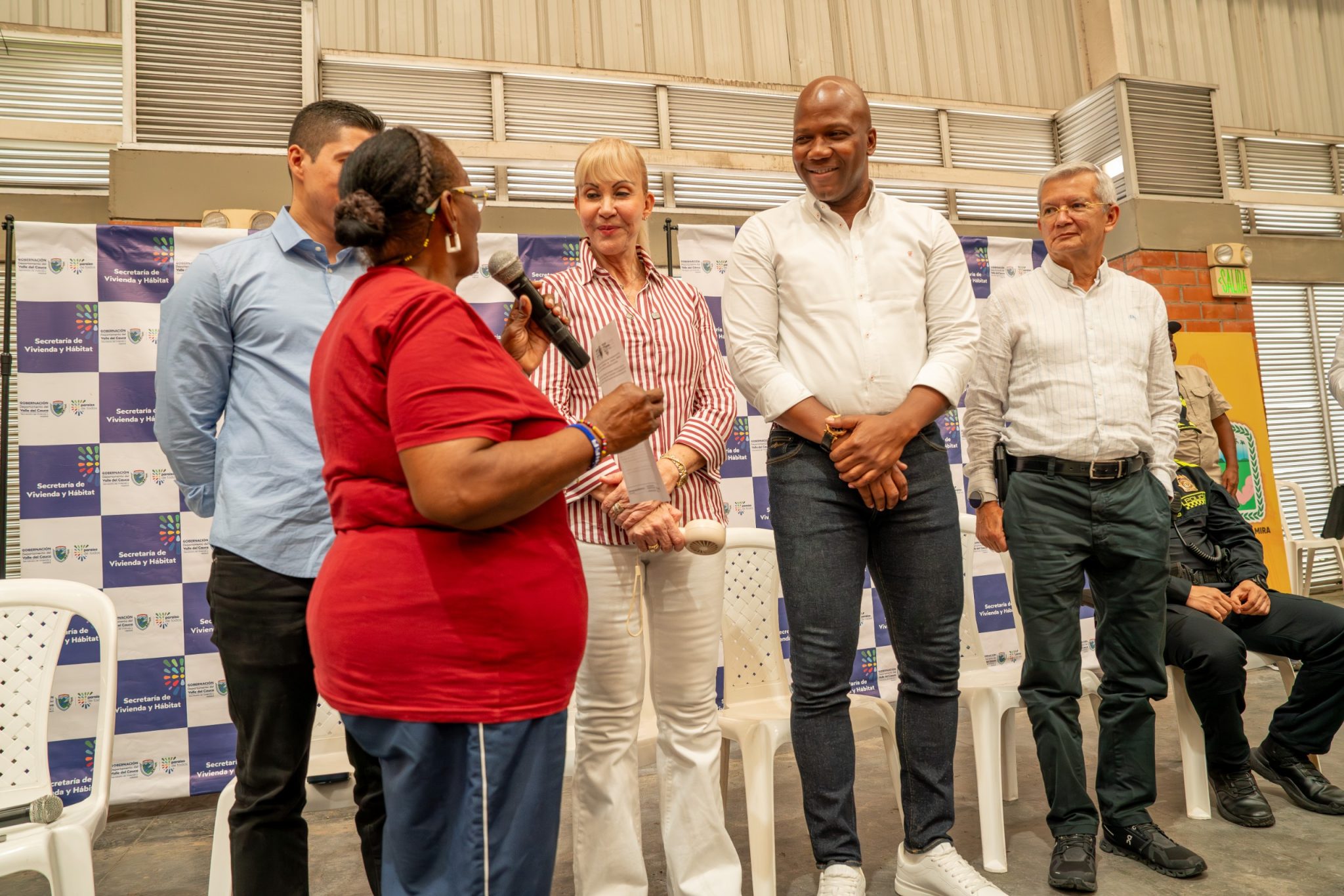 Alcalde y Gobernadora entregando a bienes a la comunidad