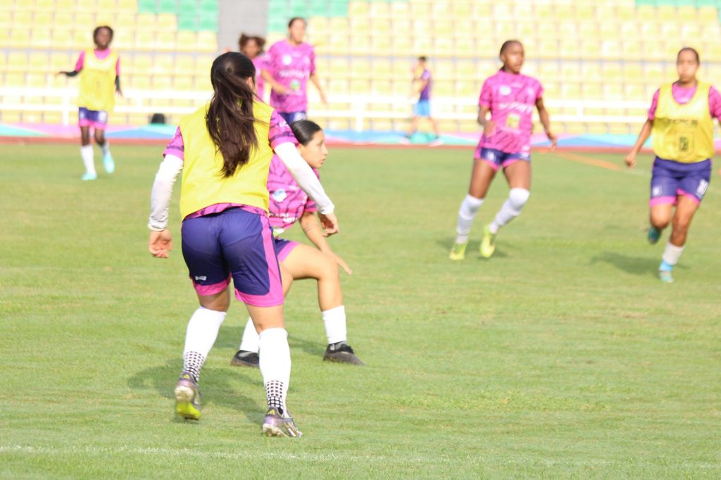 jugadoras futbol en cancha palmira