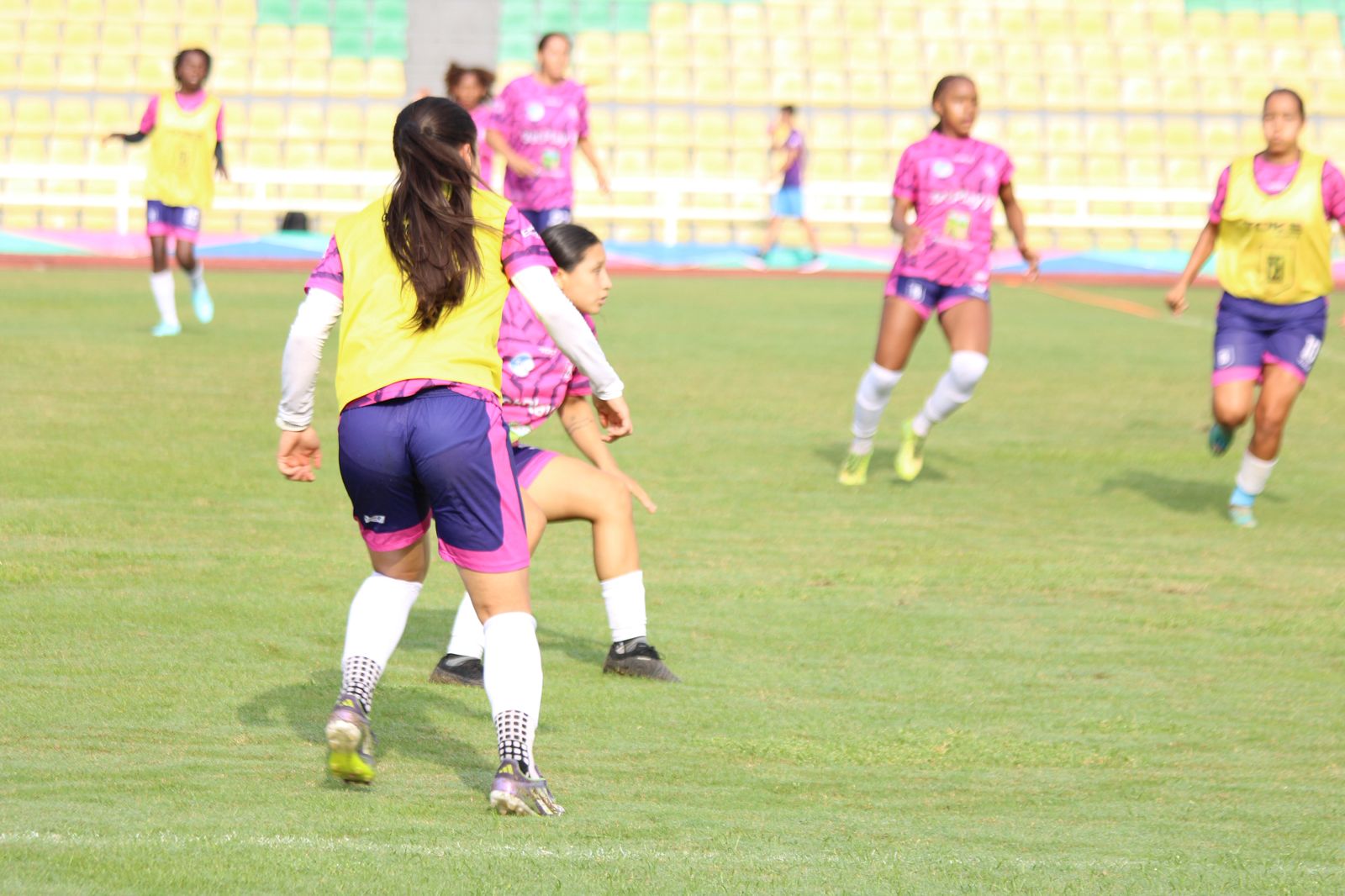 jugadoras futbol en cancha palmira