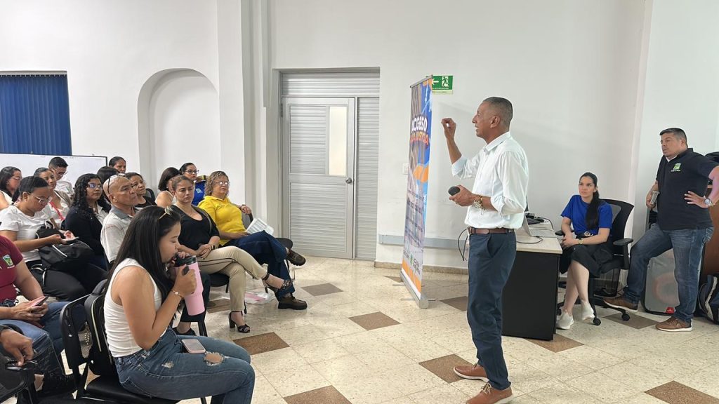 Secretario de Educación hablando con padres de familia