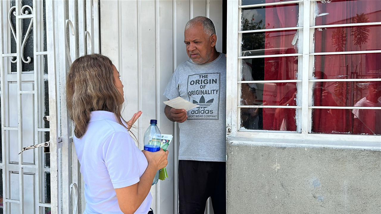 funcionaria visita casa con volante de matriculas