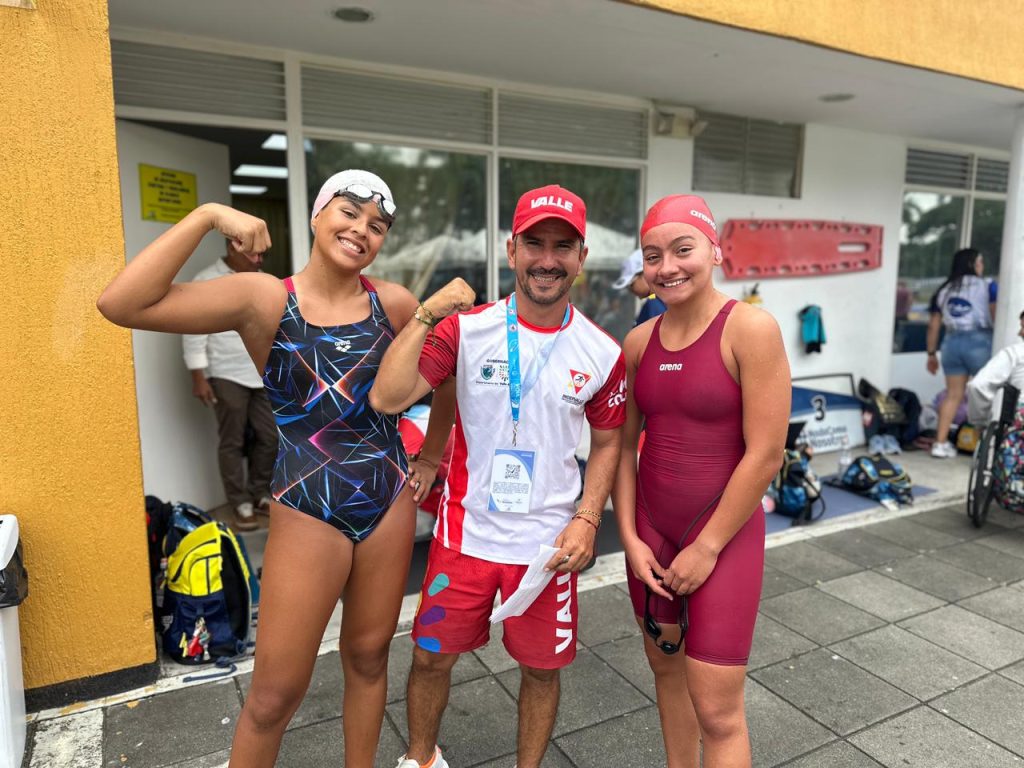 nadadoras y entrenador