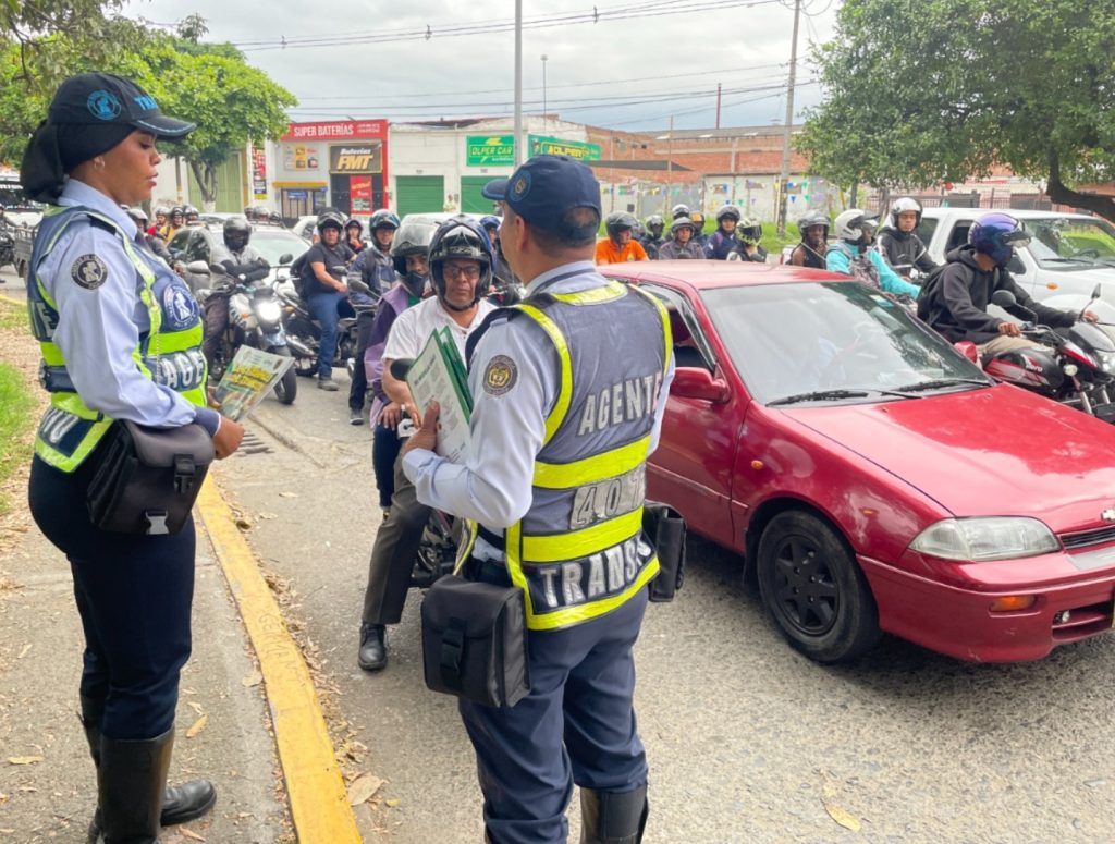 tecnicos operativos de tránsito haciendo pedagog´+ia en semaforo
