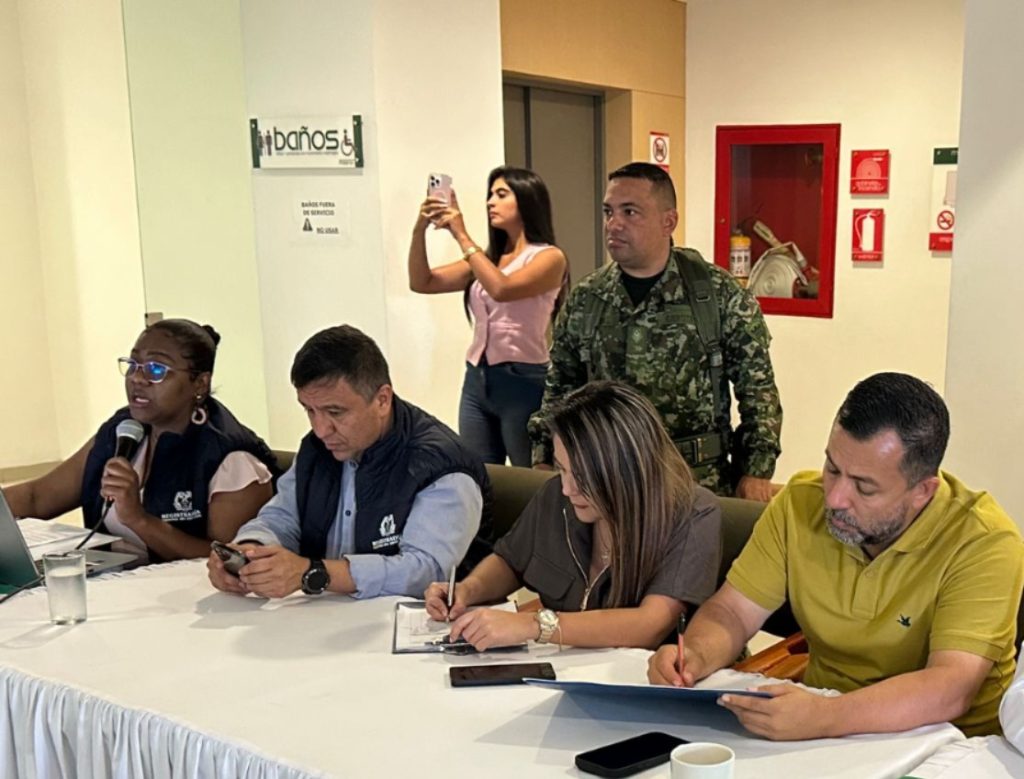 secretario de gobierno y otros funcionarios en mesa técnica