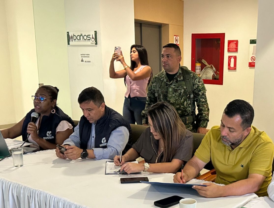 secretario de gobierno y otros funcionarios en mesa técnica