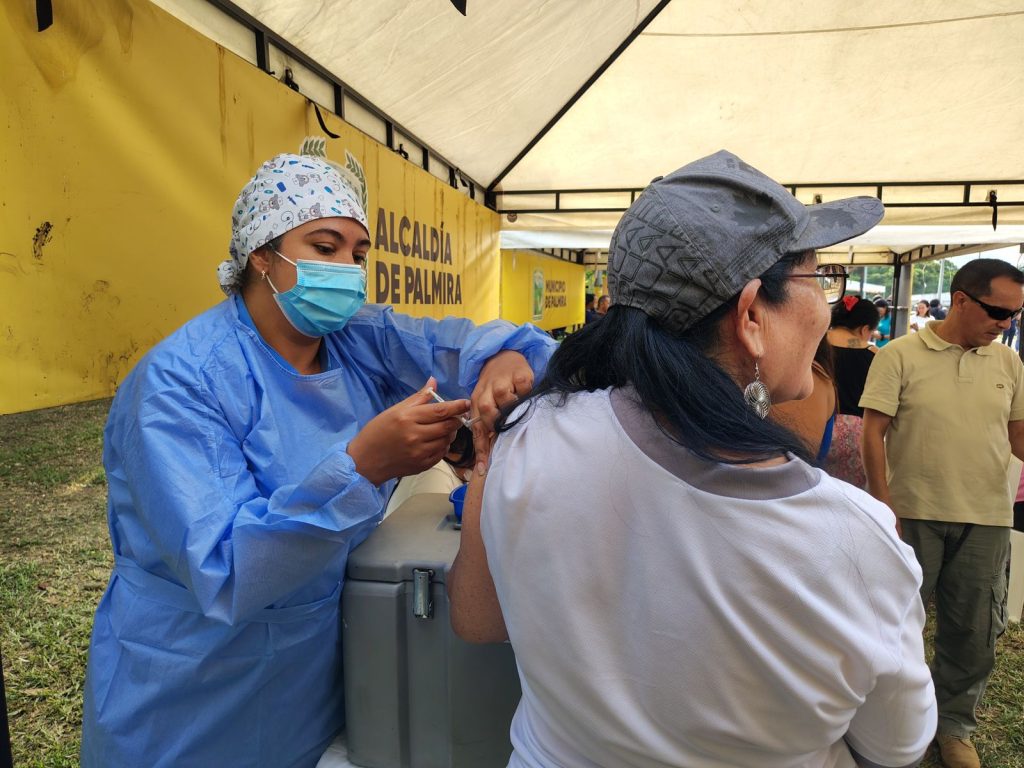 enfermera vacunando mujer