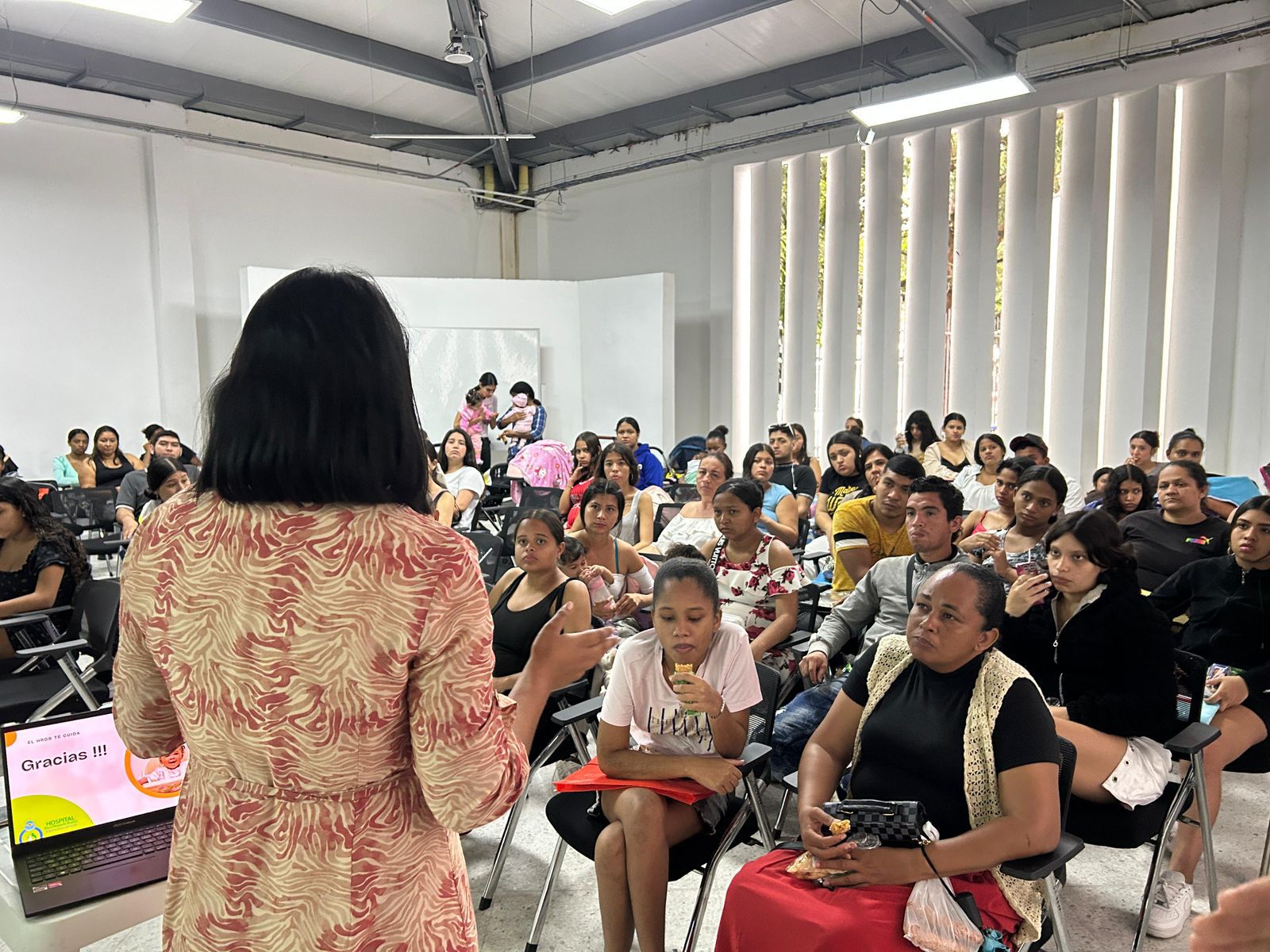 comunidad reunida en aula