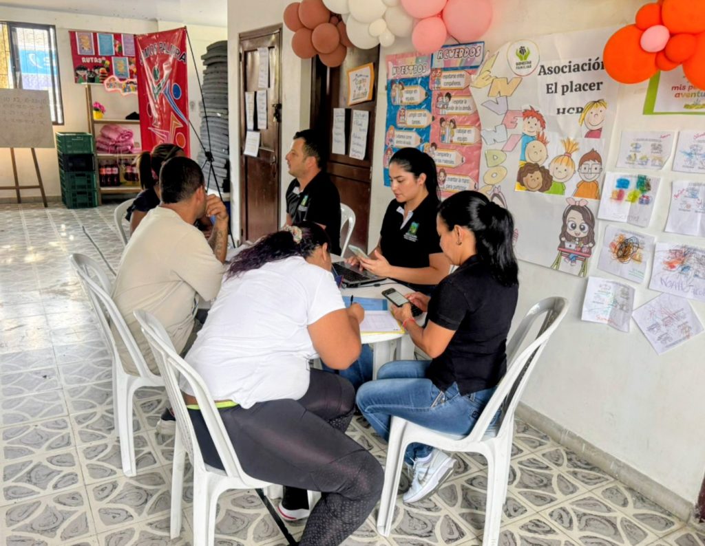 Personas del equipo administrativo municipal y habitantes de Palmira sentados en una mesa redonda durante una jornada de atención ciudadana