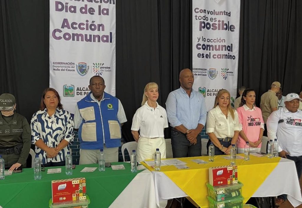 Autoridades departamentales y locales sentadas en una mesa principal durante la celebración del Día de la Acción Comunal en el Valle del Cauca
