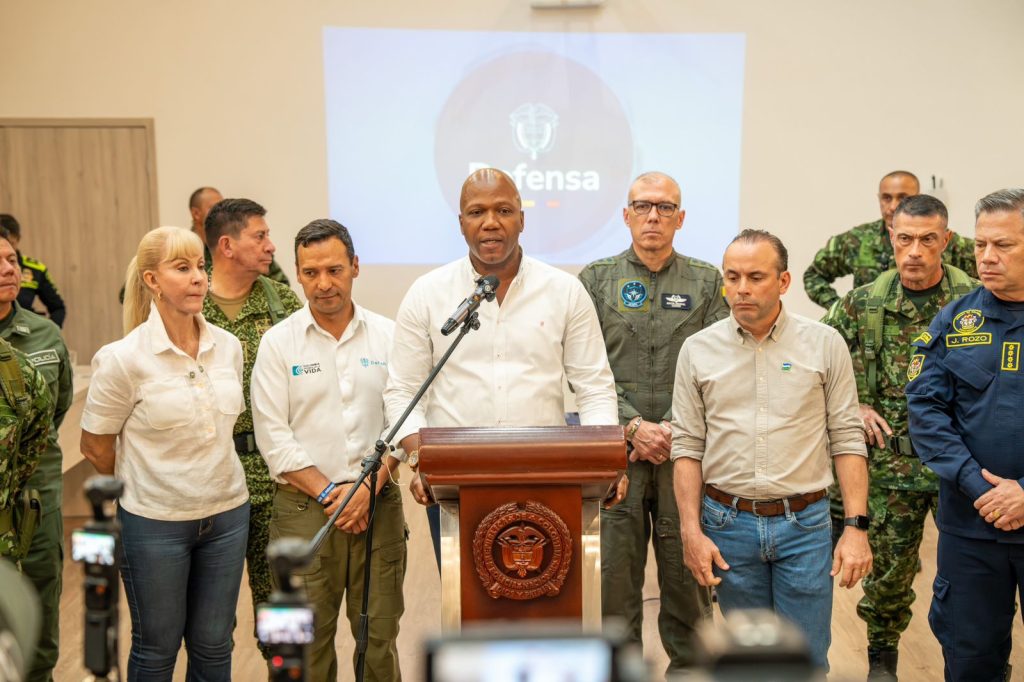 Fotografía de una rueda de prensa sobre seguridad en Palmira. El alcalde Víctor Ramos interviene desde un podio, acompañado por el Ministro de Defensa, Pedro Sánchez, la Gobernadora del Valle, Dilian Francisco Toro, el alcalde de Cali, Alejandro Eder, un equipo diverso de autoridades civiles, representantes de la fuerza pública y organismos de defensa. Al fondo se proyecta el logo del Ministerio de Defensa.