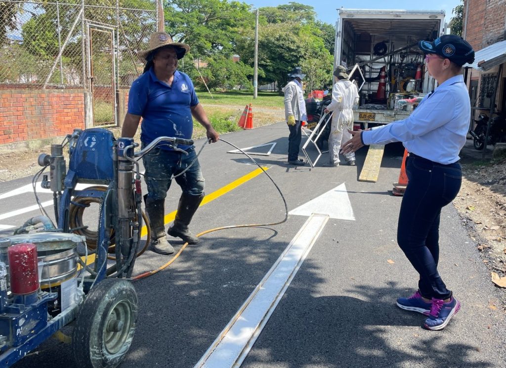 Secretaria Tránsito de Palmira supervisa las obras de señalización vial ejecutadas por un operario en la calle.