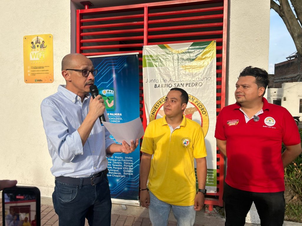 Representantes institucionales y de la Junta de Acción Comunal del Barrio San Pedro durante una intervención pública en un punto de conectividad Wi-Fi