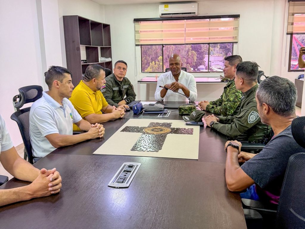 300526_AlcaldíaPalmira_PMU_VíctorRamos El alcalde de Palmira, Víctor Ramos, preside una reunión de seguridad en una sala de juntas, acompañado por representantes civiles y personal de la Policía Nacional y del Ejército.