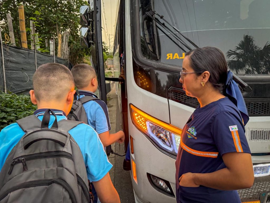 Alcalde Víctor Ramos garantiza transporte escolar para más de 30 estudiantes de la vereda El Oído